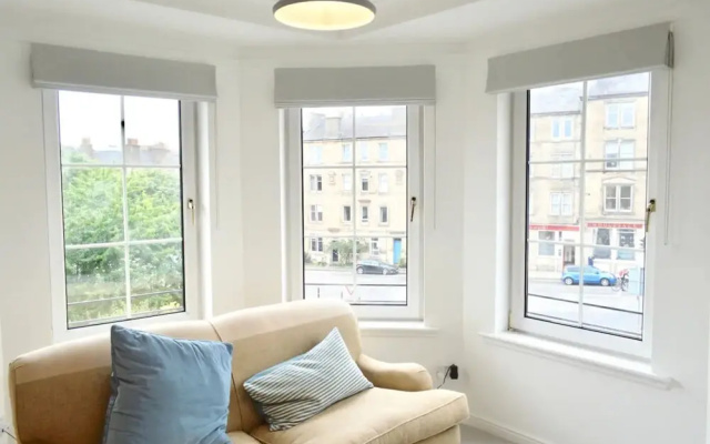 Modern and Central Flat in Roseburn Area
