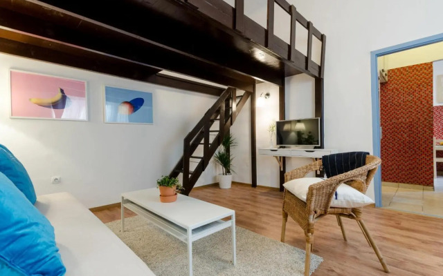 Quiet Cozy Apartment in Party Street e1