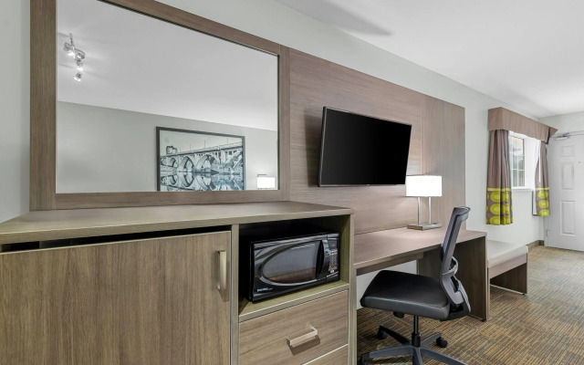 Super 8 by Wyndham Saskatoon Near Saskatoon Airport