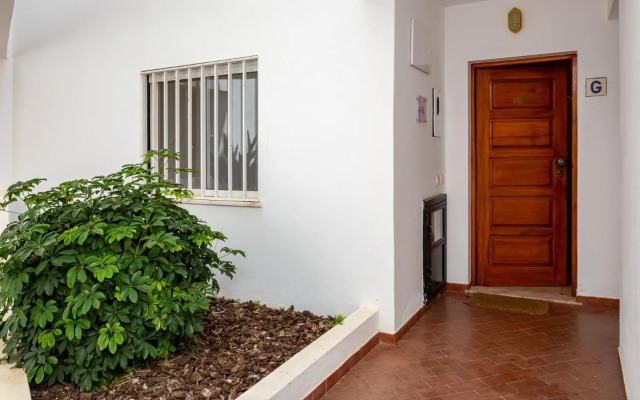 Charming Beachside Apartment w/ Pool by LovelyStay