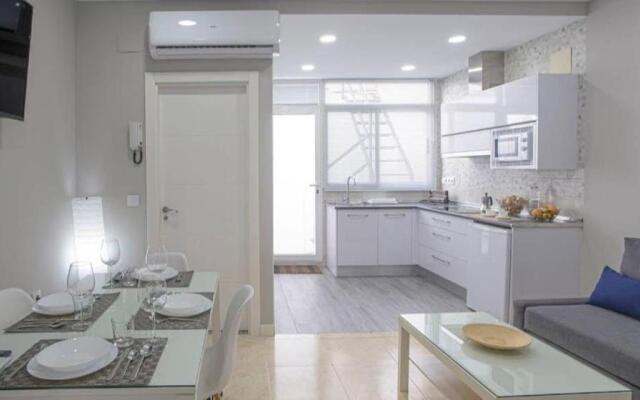 Domus Deorum- a 200 m del Teatro Romano