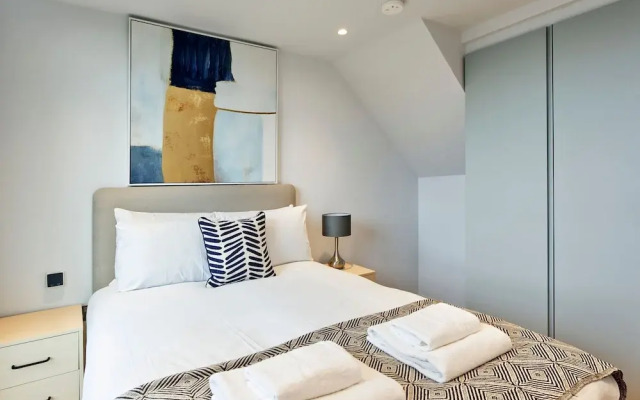 Fabulous Two-bedroom Apartment in Poplar