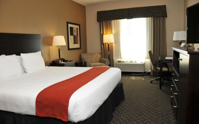 Holiday Inn Express & Suites Clinton by IHG