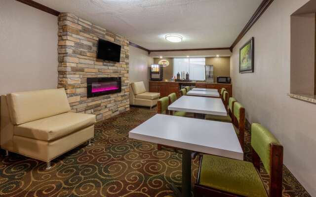 Super 8 by Wyndham Roseville/Detroit Area