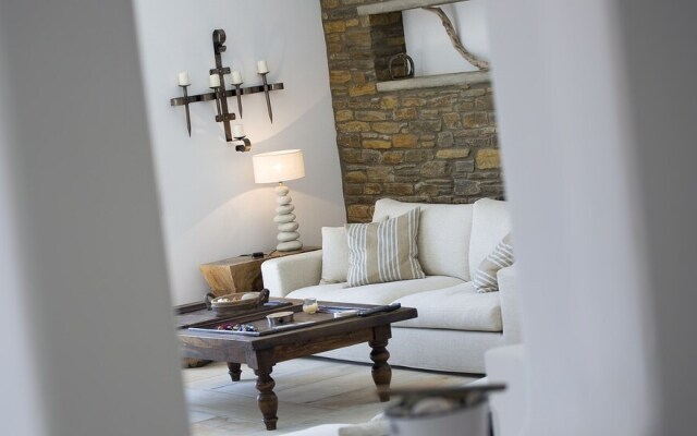 Seaside luxury villa by VillaRentalsgr