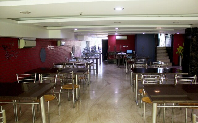 FabHotel Tryfena East of Kailash