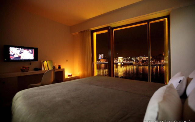 Leon Hotel & Lounge