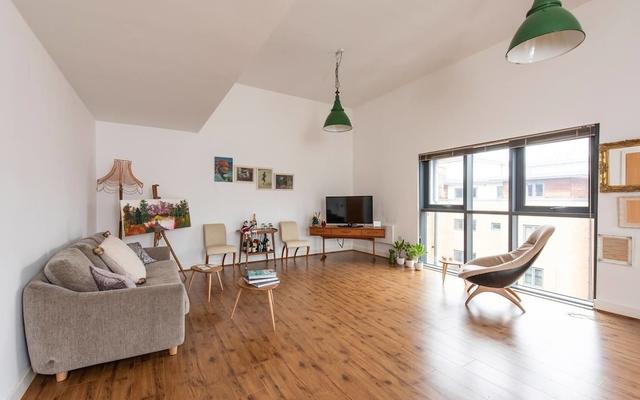 Stylish And Artistic Open Plan Flat In Wdidsbury