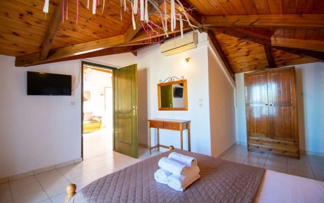 Manthos Beachfront Apts & pool
