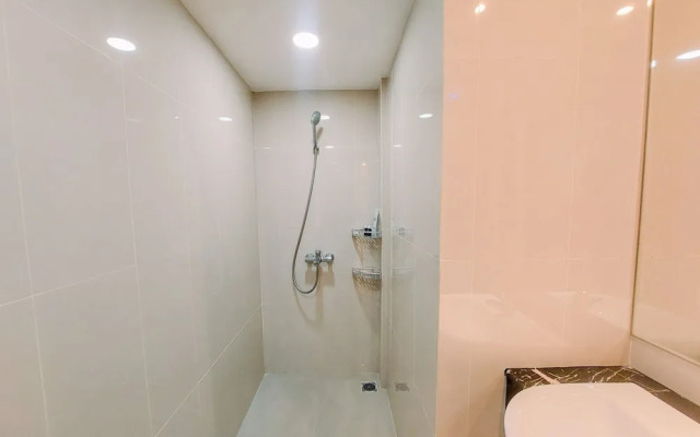Big Studio Loft Apartment at The Reiz Condominium Medan By Travelio