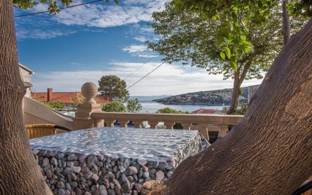 Apartments and rooms Anita