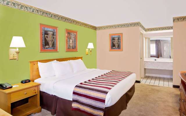 Days Inn & Suites by Wyndham Starkville