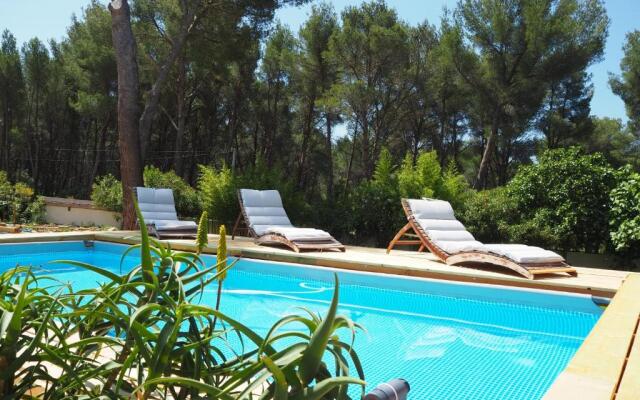 VILLA 6 PERSONNES /PISCINE/CAMPAGNE/TERRAIN DE PETANQUE/15 km BANDOL