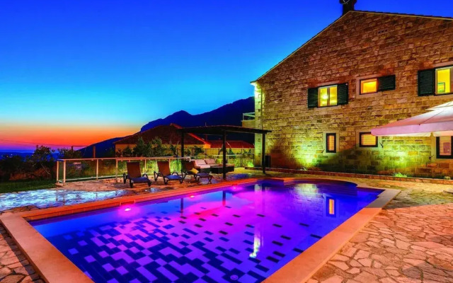 Villa Pave - Six-bedroom Villa With Terrace and Swimming Pool