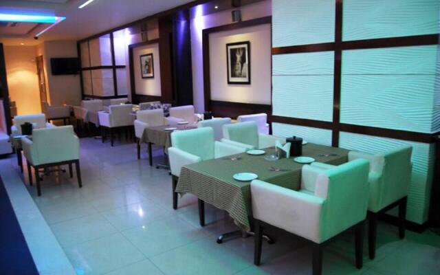 Hotel Amit International