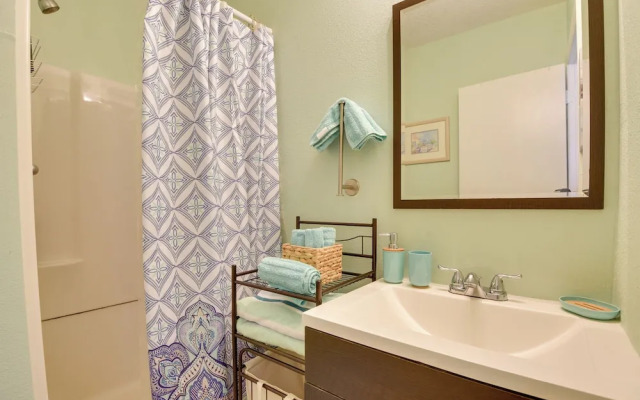 Convenient Sarasota Studio w/ Lush Backyard!