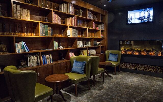 James Joyce Coffetel (Chengdu Wuhou Overpass Subway station)