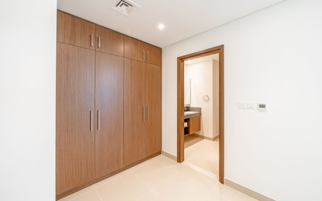 Luxurious Beachfront Apt with Balcony Marina