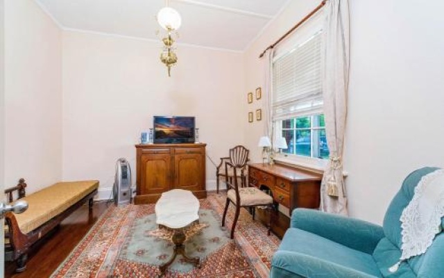Azile 1875 Heritage Victorian Duplex – Guest Rooms – Grafton