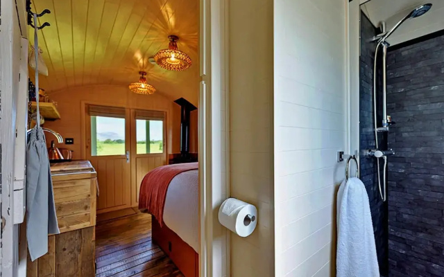 Shepherds Hut in Llyn With Snowdonia Views