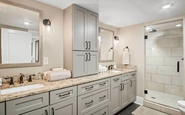 Modern Knoxville Gem: Near Campus & Eateries!