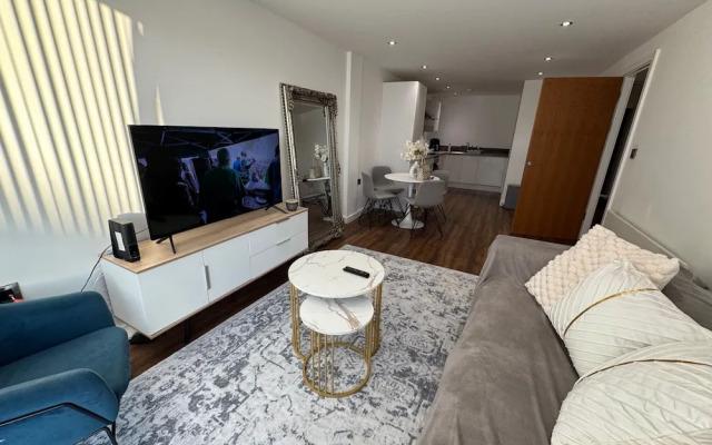 Stylish 2-bed Apt-private Parking-10mins to Centre