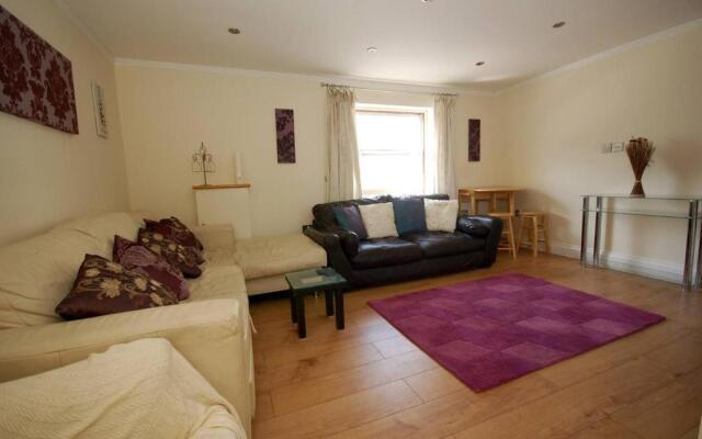 Broxbourne Two-Bedroom Apartment Close To Amenities