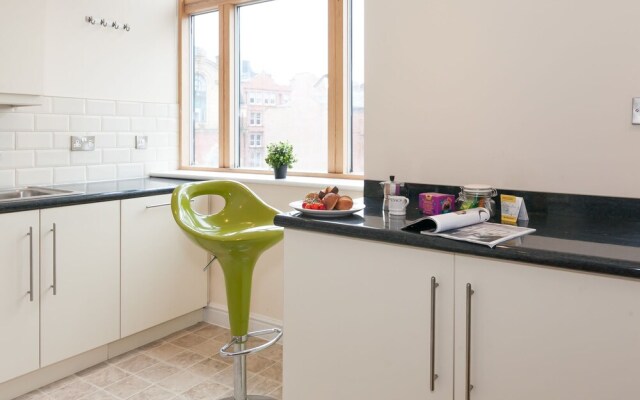 Luxury 3BR Penthouse Suite with Rooftop Terrace