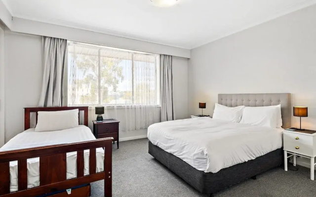 Spacious 5-bed Home With Pool in Glen Iris