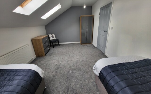 4 Bedroom Home Tameside, Grt Manchester Sleeps 7