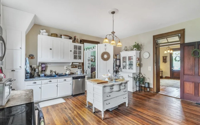 Dickinson Room by Main Street Bed & Breakfast