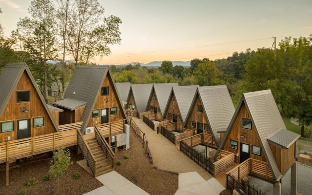 Wrong Way River Lodge & Cabins