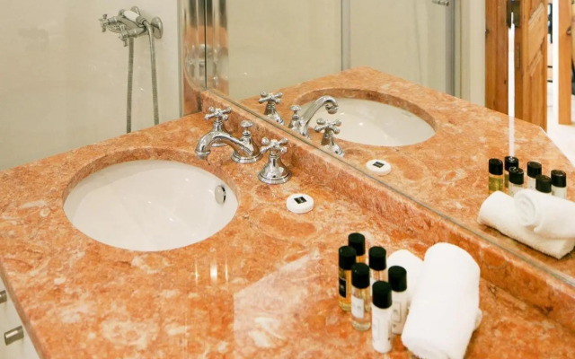 Alfama Deluxe Duplex 53 by Lisbonne Collection