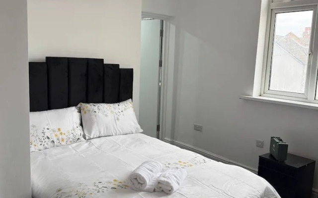 Peaceful Luton Apartment Close to Airport & Amenities
