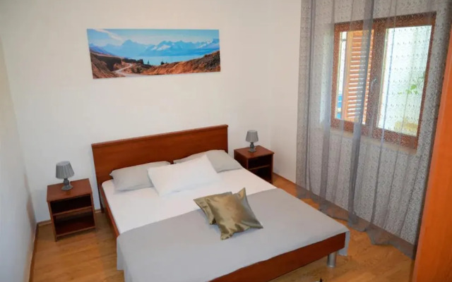 Beachside Apartment - Sleeps 5, Parking & Views