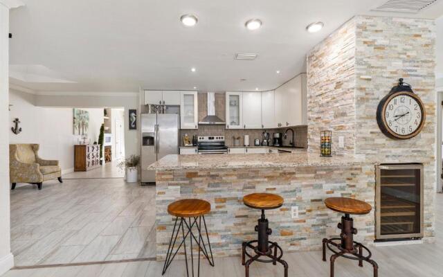 Beautiful home- Private getaway-Heated Pool/Hottub