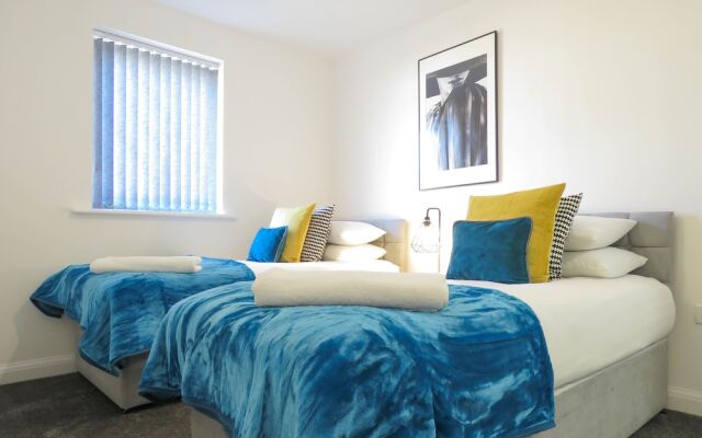 Tudors eSuites Birmingham House with Private Garden Free Parking