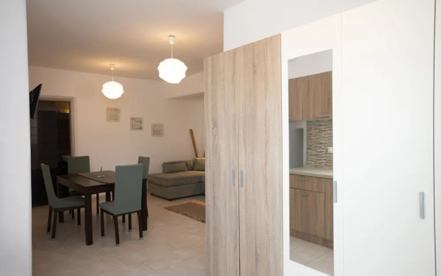 Ginger Gold Apt Getaway with Shared Pool