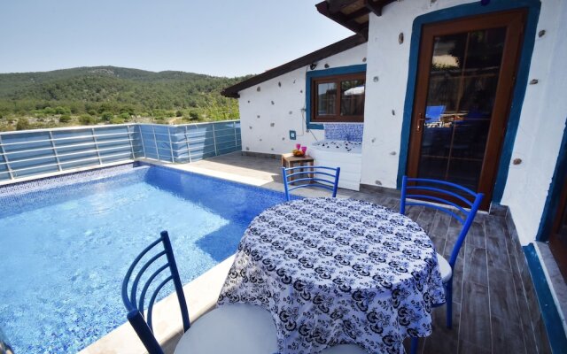 Villa Teo 2 by Helaltatilvillari