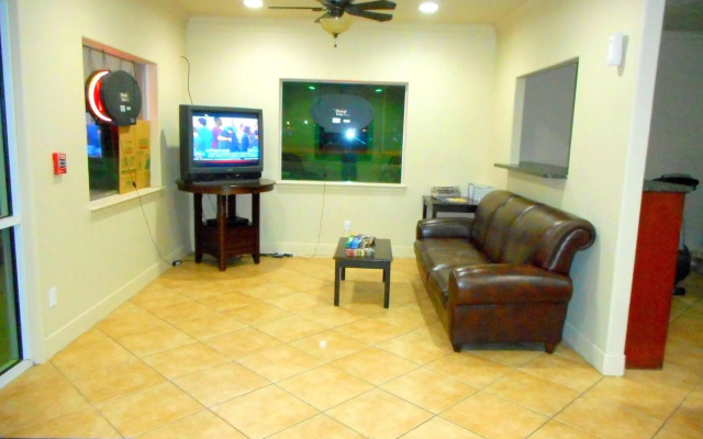 Crossroads Inn & Suites