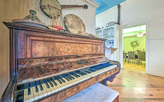 The Lilly House: Historic Glen Rose Home w/ Porch!