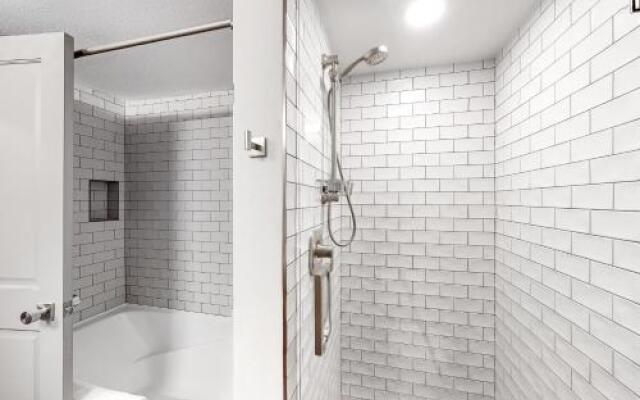Eagle Springs East 206: White Fir Suite