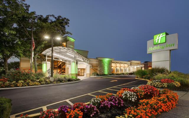 Holiday Inn Westbury - Long Island, an IHG Hotel