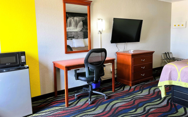 Super 8 by Wyndham Vincennes