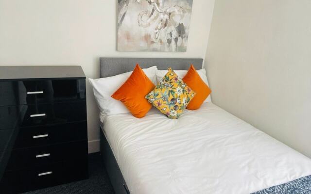 Remarkable 4-bed House in Bootle, Liverpool