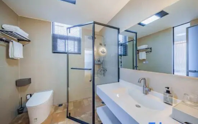 Shitu | The Lunar Sanctum · Full Seaview Cloud Vacation Boutique Stay (Dali Erhai)