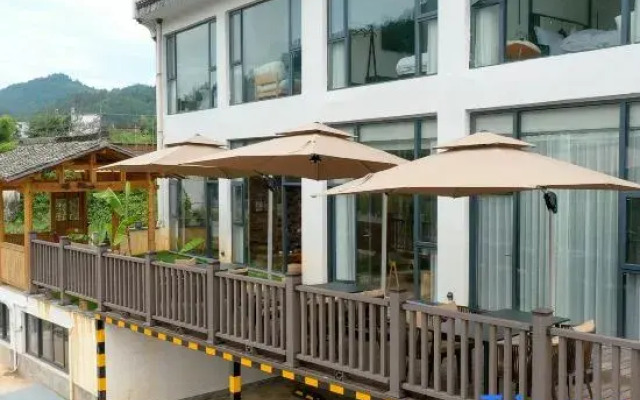 Wuyuan style waterfront homestay