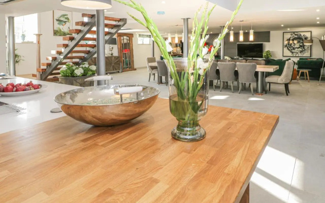 Capel Mawr, Basement 19