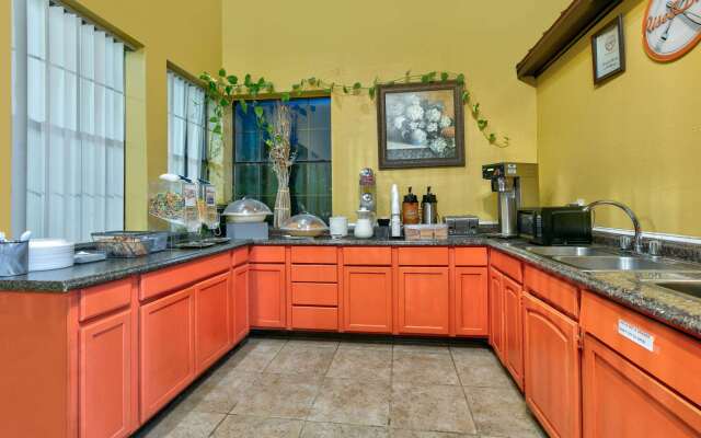 Howard Johnson by Wyndham San Marcos