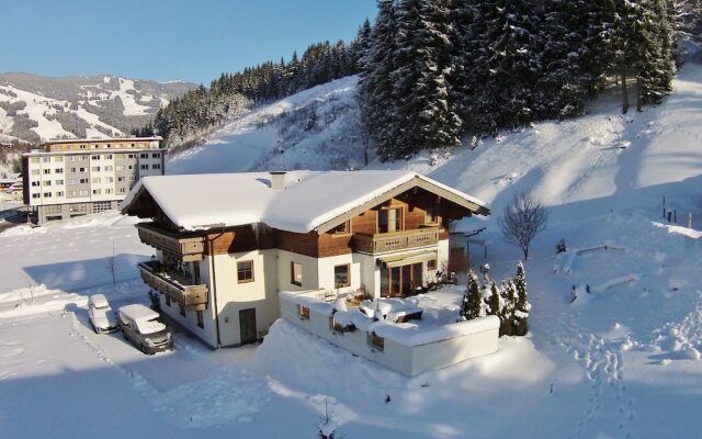 Comfortable Apartment in Saalbach-hinterglemm Near Ski Area